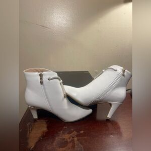 NWB WHITE ANKLE BOOTIES WITH RHINESTONES